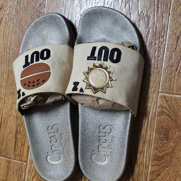 Sun'z out bun'z out Circus by Sam Edelman slides - Picture 5 of 11
